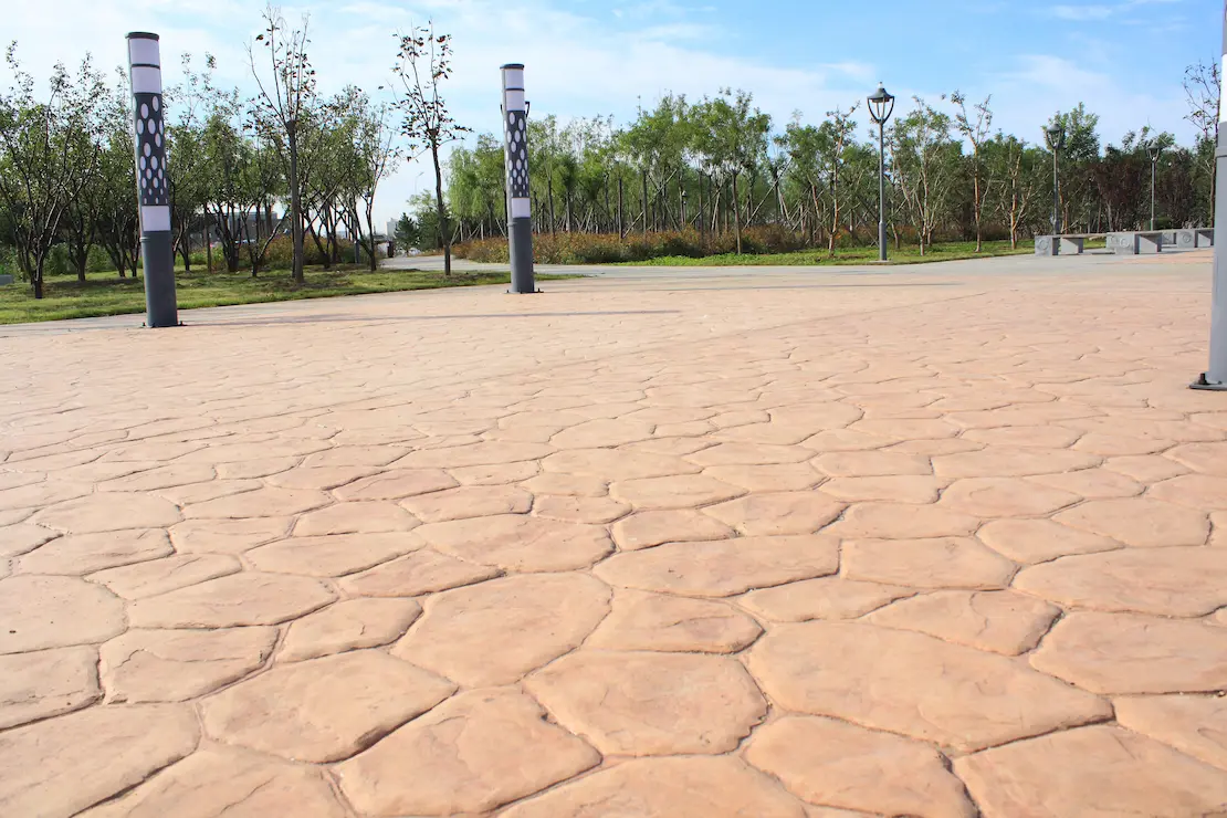 Zona de relajación de una universidad con pavimento de hormigón impreso.